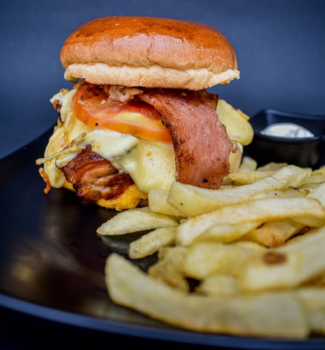 Smash Carne y Panceta + Salchipapas - Comida rapida La Mordida Fusa