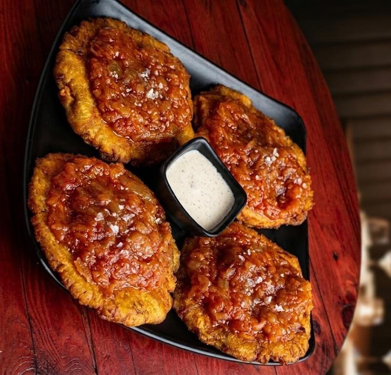 Patacones con hogao - Menu La Mordida Fusa